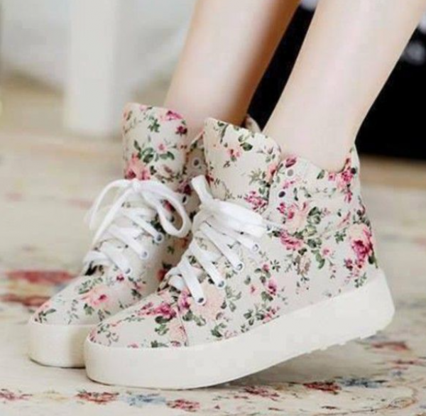 Sepatu sneakers dengan motif floral yang feminin dan cerah